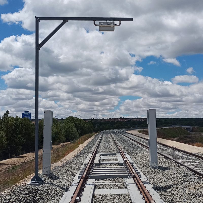 El TRENPEX-RailGate se instala a ambos lados de la vía en cajas de control delgadas y compactas, y se coloca fácilmente entre dos vías. Para la vista desde arriba, hay una cámara adicional situada sobre la vía. De este modo, se puede controlar el nivel de llenado o el material de la carga en cualquier momento mientras pasa el tren.