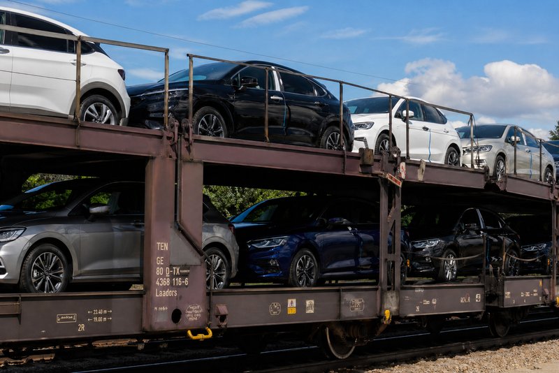 A car transport wagon with two loading levels is loaded with Porsche passenger cars.